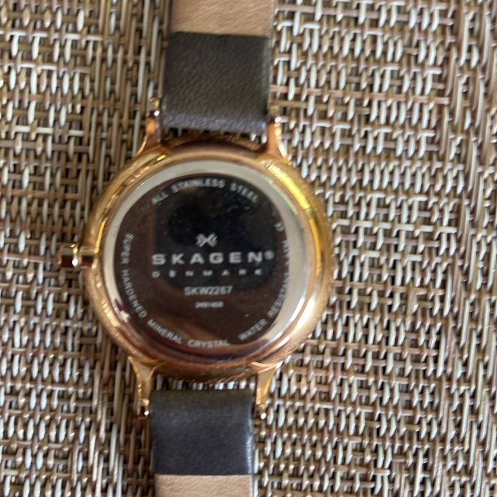 Skagen rose gold and gray leather crystal watch. - Picture 3 of 4